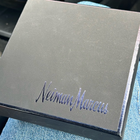 Selling neimen marcus diamond ring .not even used with box - Picture 2 of 3